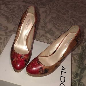 Women Aldo nude and red floral heels size 7 !